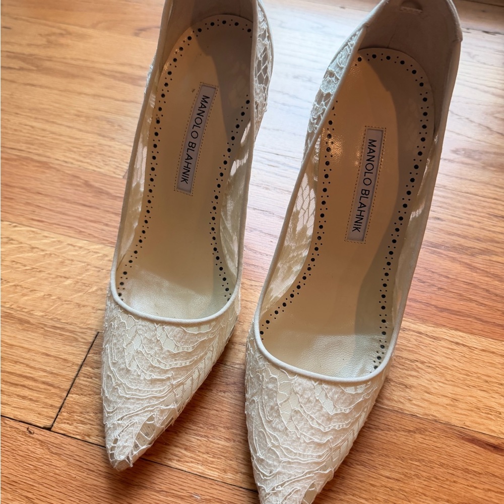 Manolo Blahnik Bride White Lace Pointed Toe Pumps IT 37 / US 7 Bridal Wedding - Picture 6 of 9